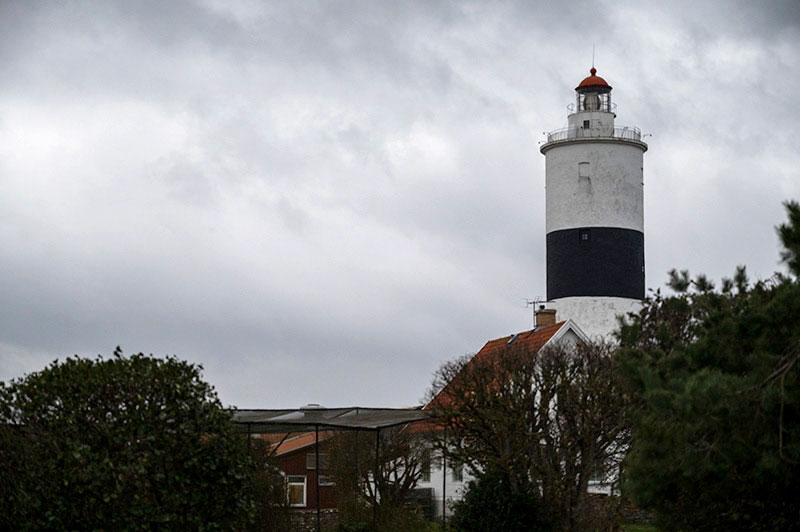 Fyren Långe Jan, omgiven av tunga gråa moln.