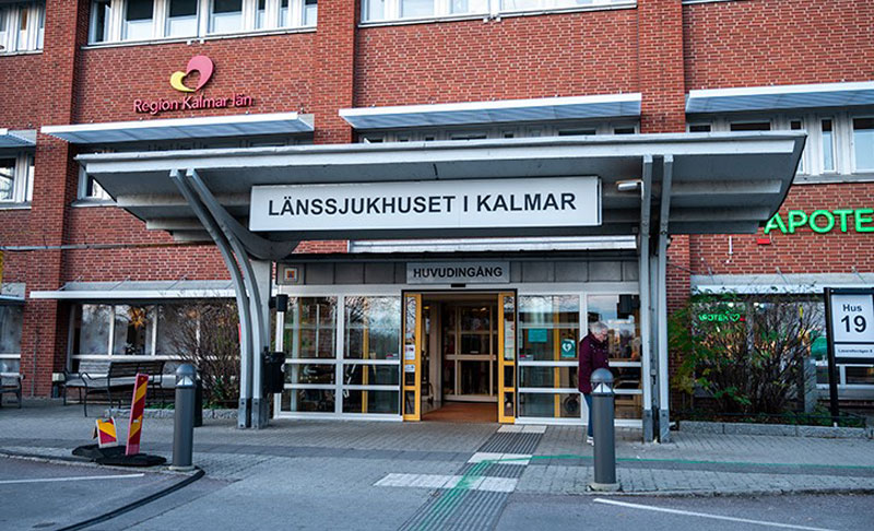 Utanför ingången till länssjukhuset i Kalmar.