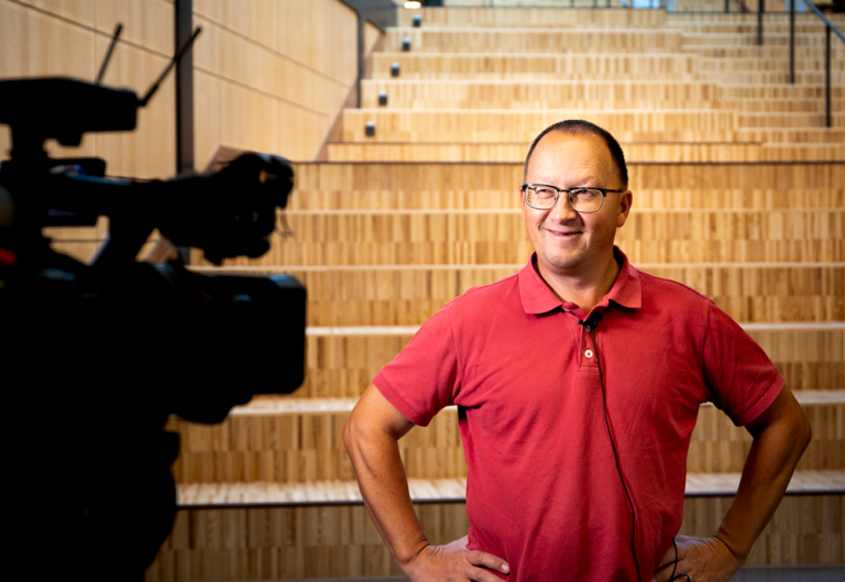 Arkeologen Nicholas Nilsson under en tv-intervju