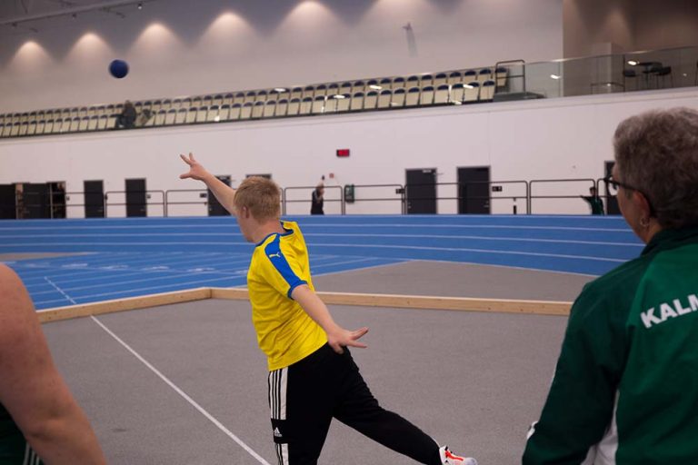 man kastar kula bakifrån