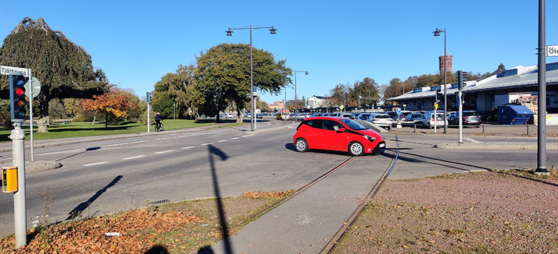 Bil svänger in på väg