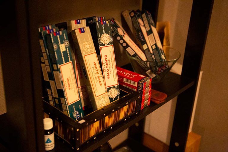 Rökelser som tänts i lokalen för att man ska komma i stämning.