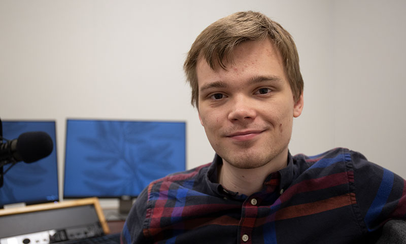 Ronan Hagman, ordförande i Radishore, sitter i radiostudio.