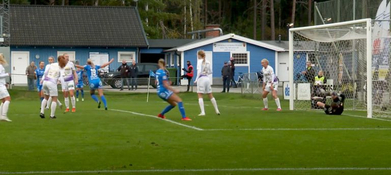 IFK Kalmar firar att de precis gjort mål.