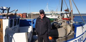 Yrkesfiskaren Tore Johnsson på sin båt.