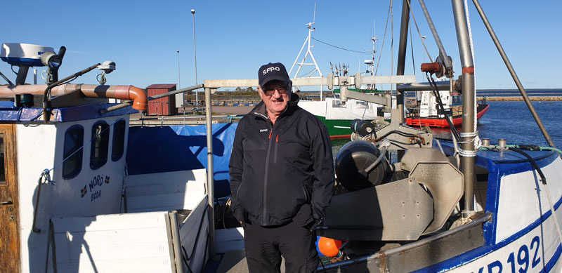 Yrkesfiskaren Tore Johnsson på sin båt.