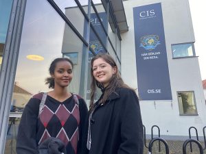 Vice VD Habiba Abdullahi och VD:n Kenda Ammar Tuqan utanför gymnasieskolan CIS. Bild: Cecilia Lind.