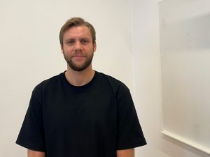 Ludwig Fleetwood, student, i ett klassrum på Linnéuniversitet