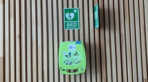 Hjärtstartare som sitter på skolans vägg.