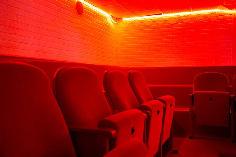 mindre biosalong med röd led-belysning.