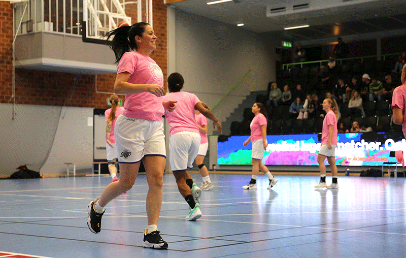 Kalmar Saints damer värmer upp.