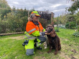 Jägare med sin hund