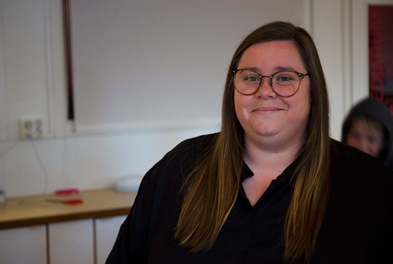 Fritidsledaren Frida Toll står i kiosken.