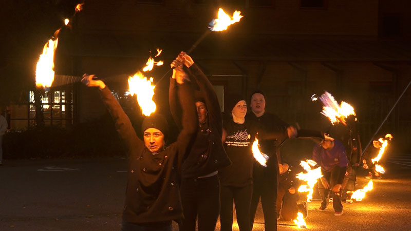 Eleverna på Kalmar kulturskola övar med eld inför deras show.