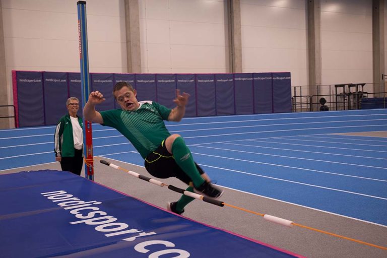 Man hoppar höjdhopp