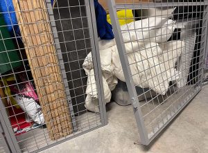 Förråd med avknipsad grind