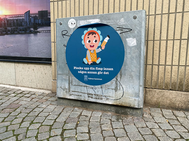 Bild på elskåp med budskap om att plocka upp sitt skräp