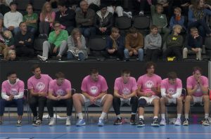 Basketlaget Kalmar Saints bär rosa tröjor för att uppmärksamma bröstcancer.