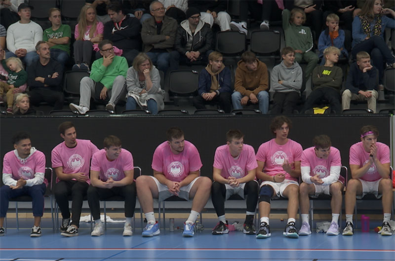Basketlaget Kalmar Saints bär rosa tröjor för att uppmärksamma bröstcancer.