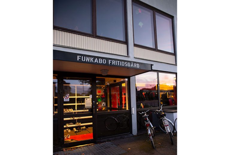 Cyklar utanför entrén till Funkabo fritidsgård.