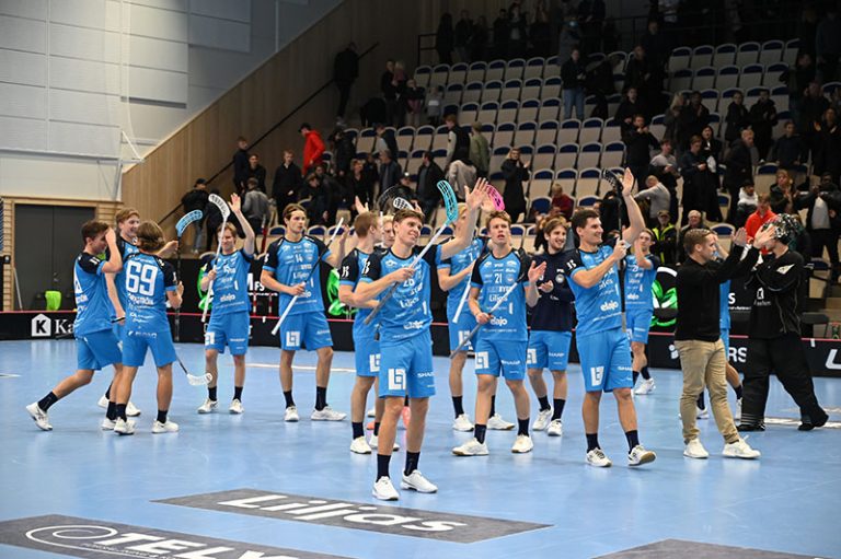 Kalmarsund FC tackar publiken efter vinsten.