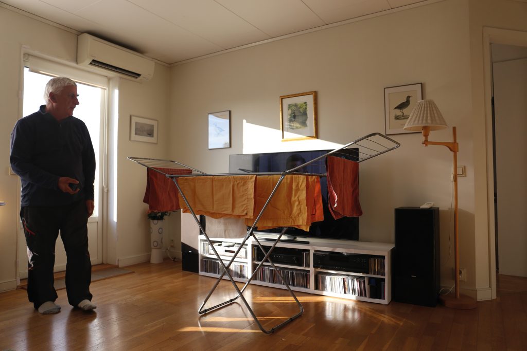 Hans Sundström kollar på tvätten