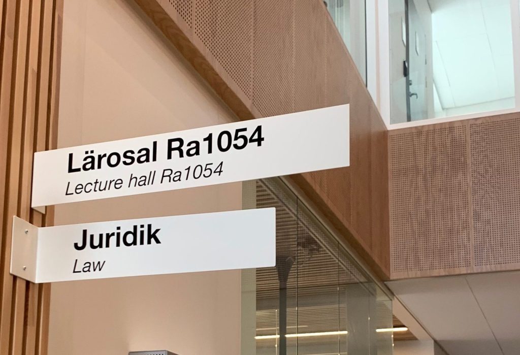 En skylt som hänger från väggen