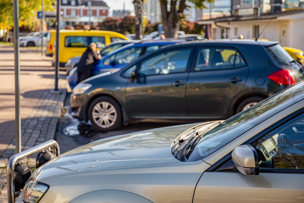 Bilar står parkerade bredvid centralstationen i Kalmar