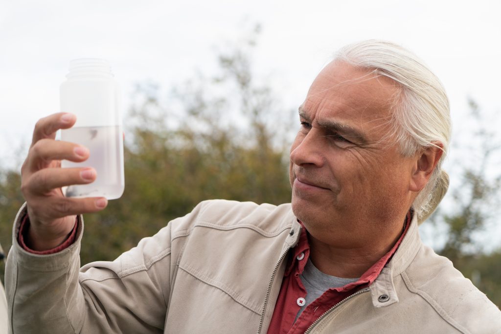 Forskaren Dave Karlsson tittar på insekter