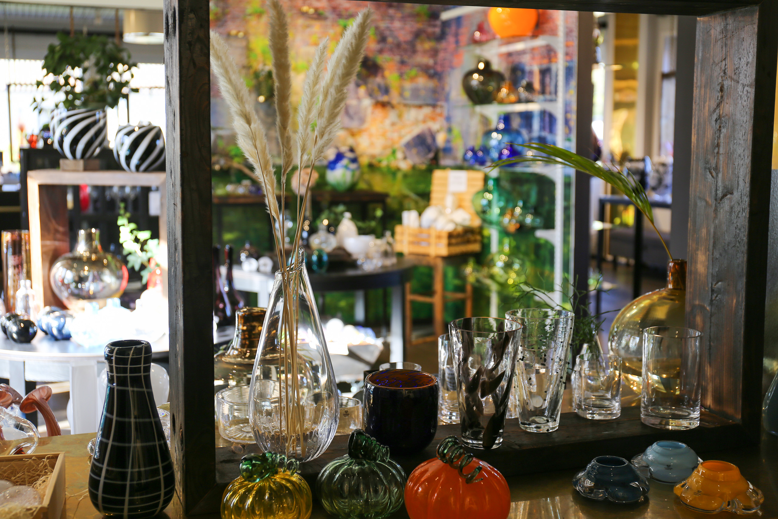 Glasvaser och växter i ett rum