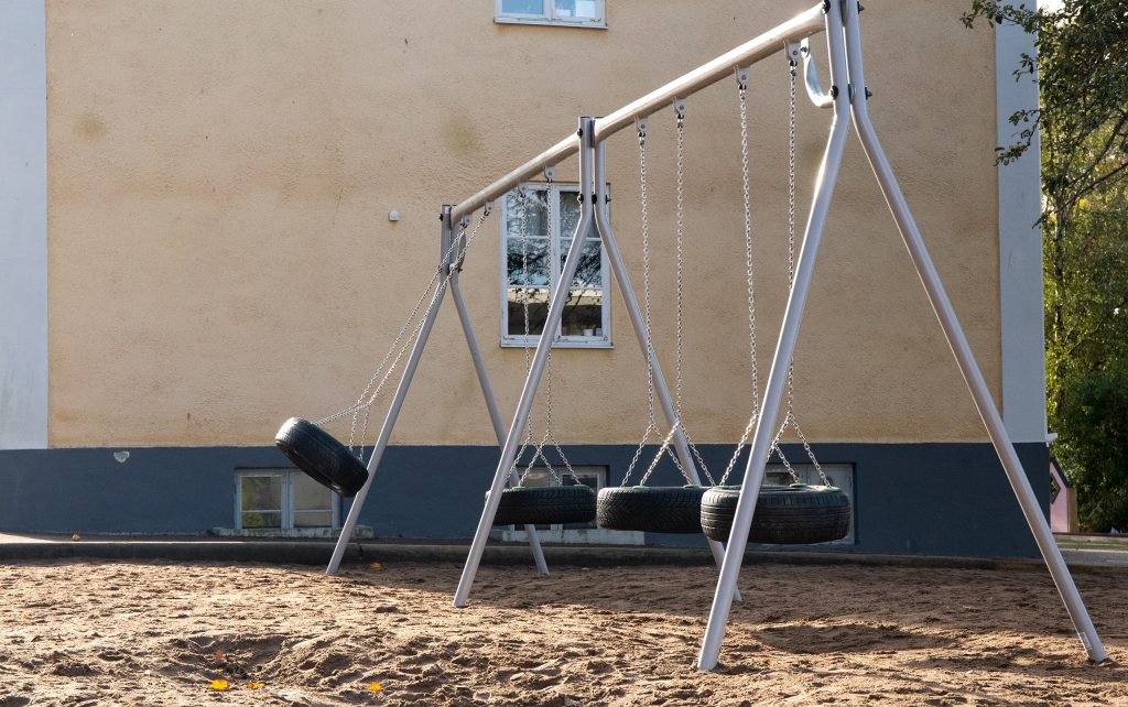 Gungor på skolgård.