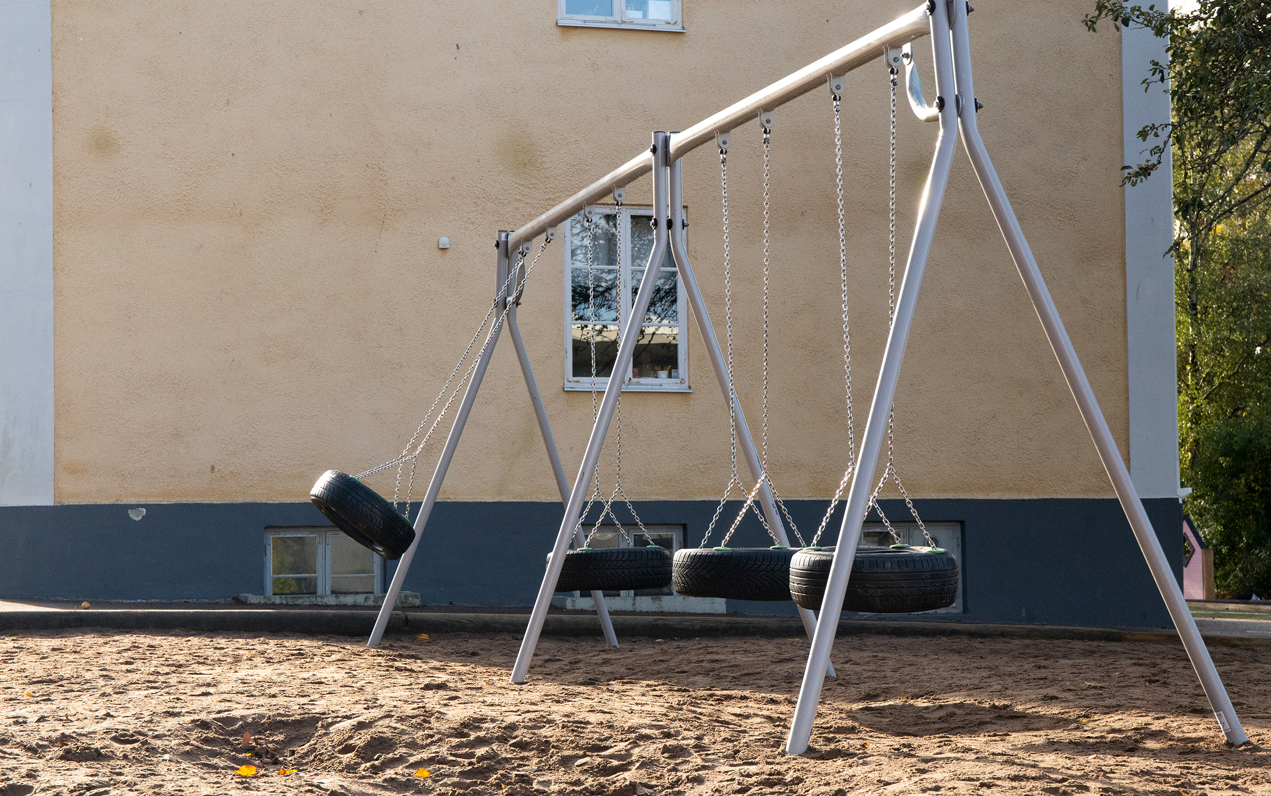 Gungor på skolgård.