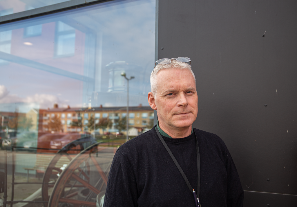 Håkan Roupé står utanför Kalmar Brandkåren