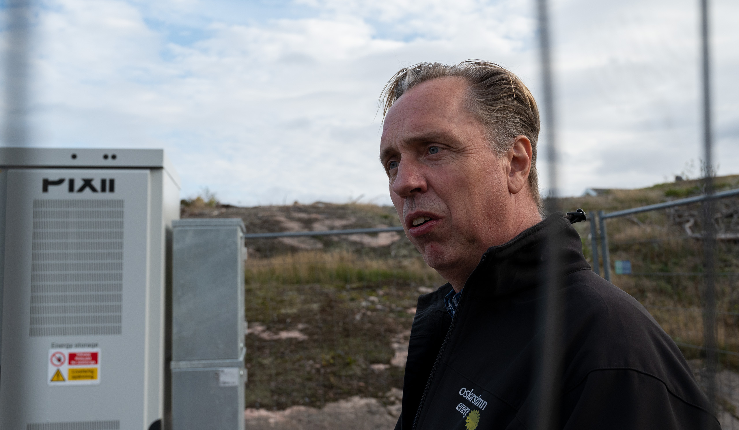 Hans Jonsson står framför batterilagringsstationen.