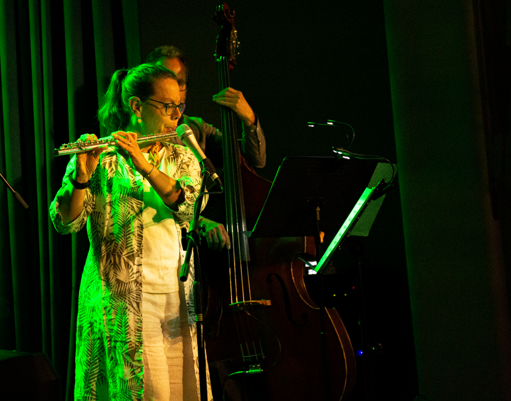 Sångerskan Kristin Bertilius spelar flöjt