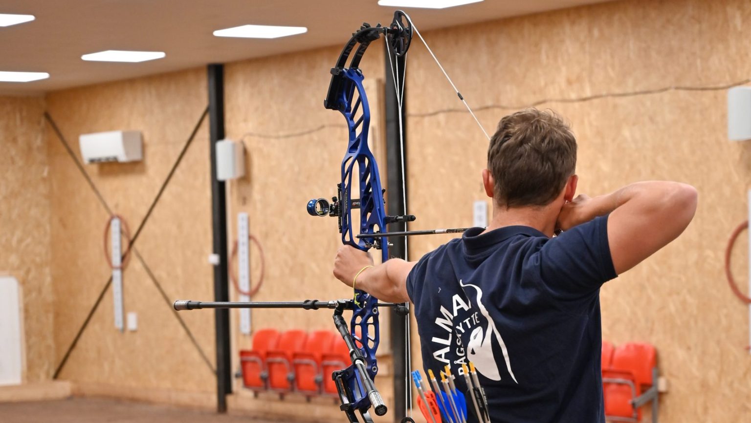 Jakob skjuter med en pilbåge.