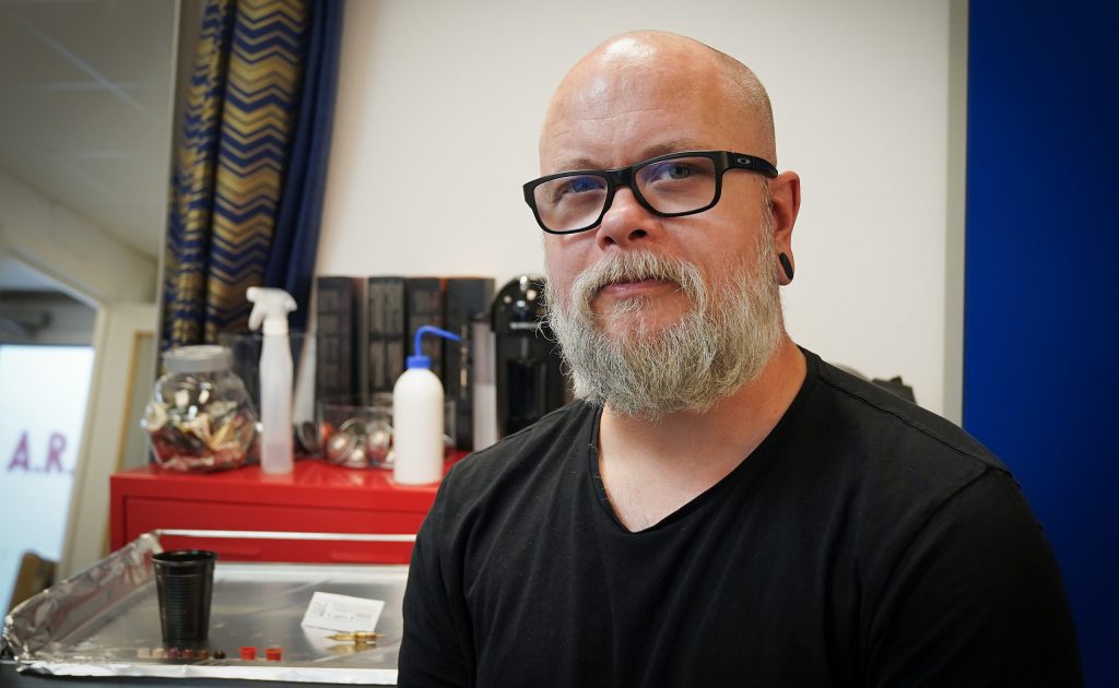 Tatueraren Fredric Arnell kommer från Linköping men hjälper bröstcancerpatienter över hela södra Sverige.