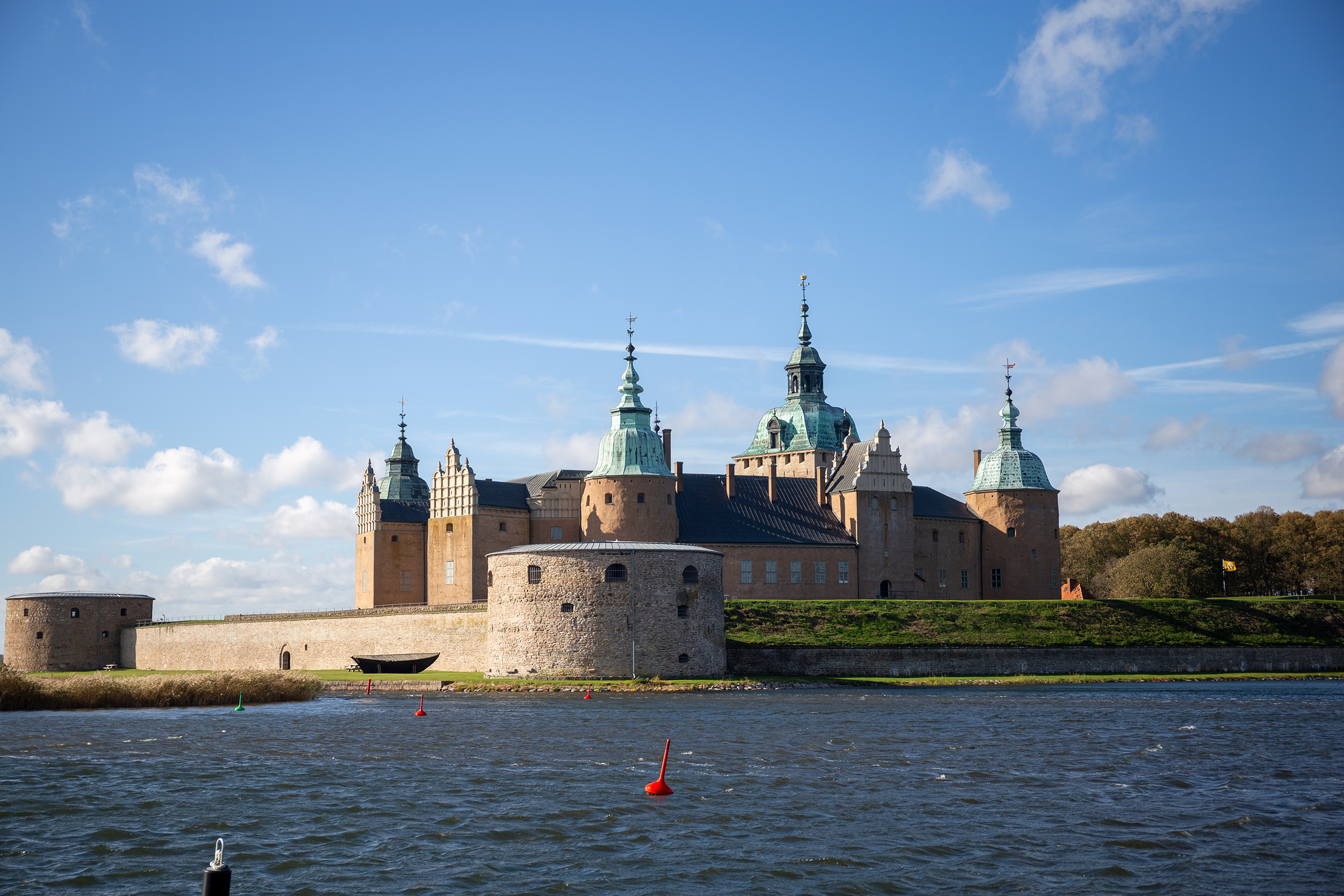 Kalmar slott från vattnet en solig dag