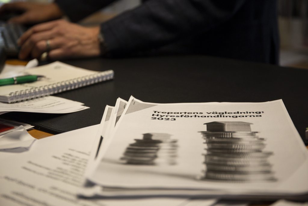 På Pers skrivbord ligger underlaget för den nya modellen i pappersformat.