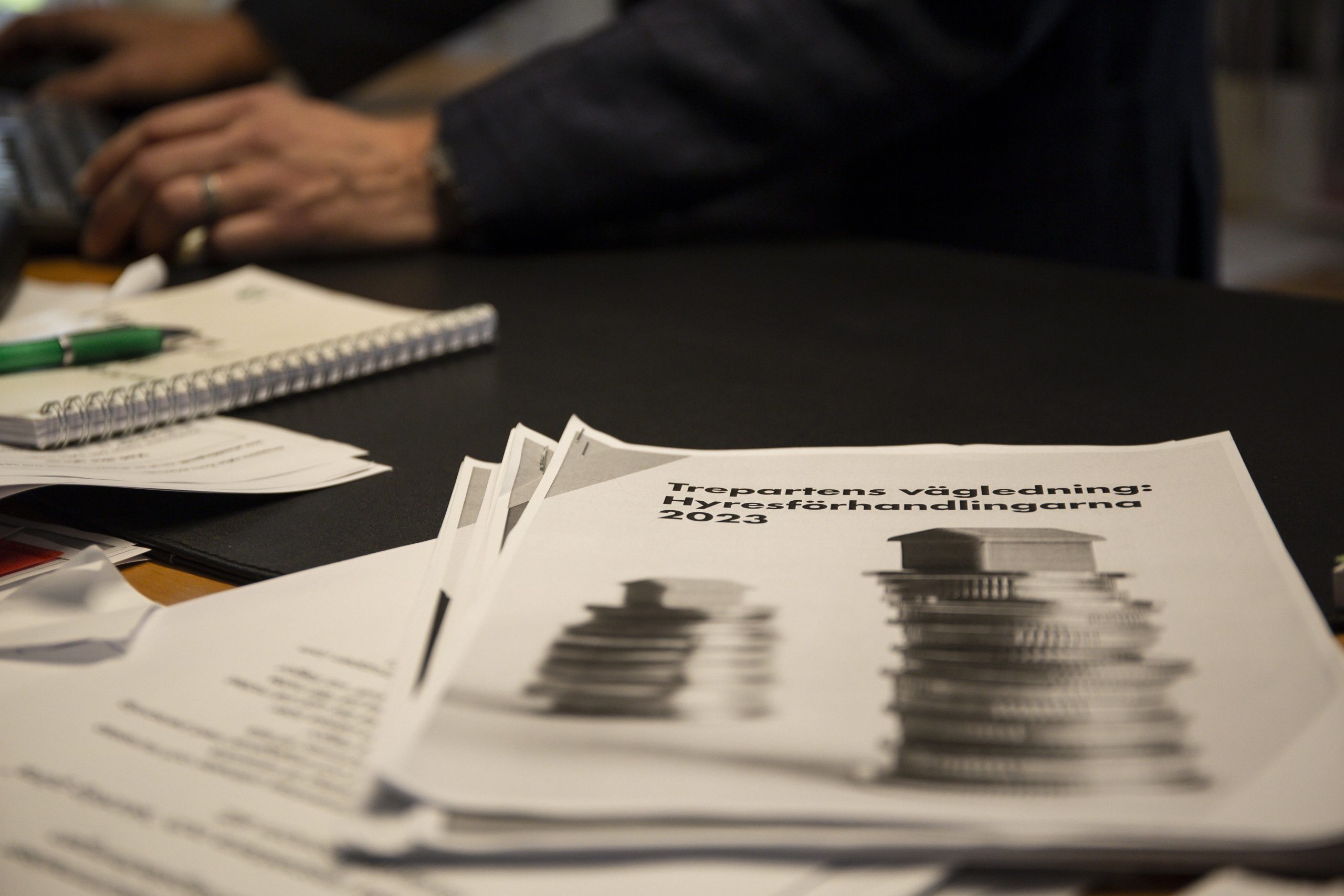 På Pers skrivbord ligger underlaget för den nya modellen i pappersformat.