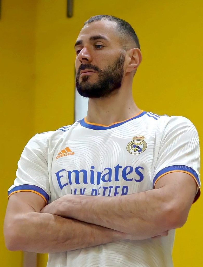 Karim Benzema med Real Madrid hemma tröja 21/22