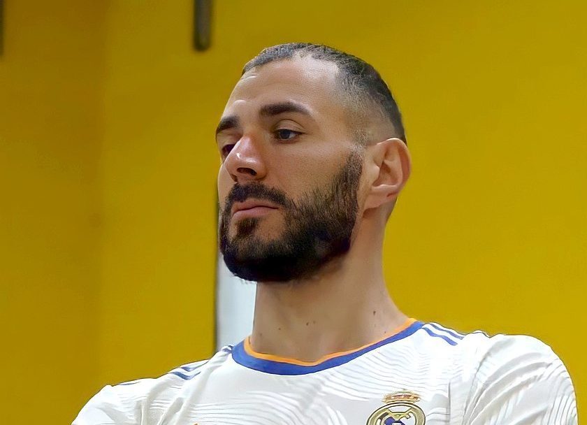 Karim Benzema med Real Madrid hemma tröja 21/22