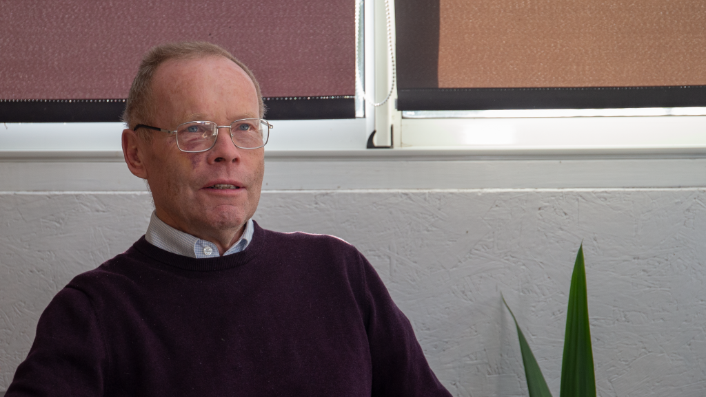 Roger som sitter i sitt uterum i sin bostad i Kalmar.