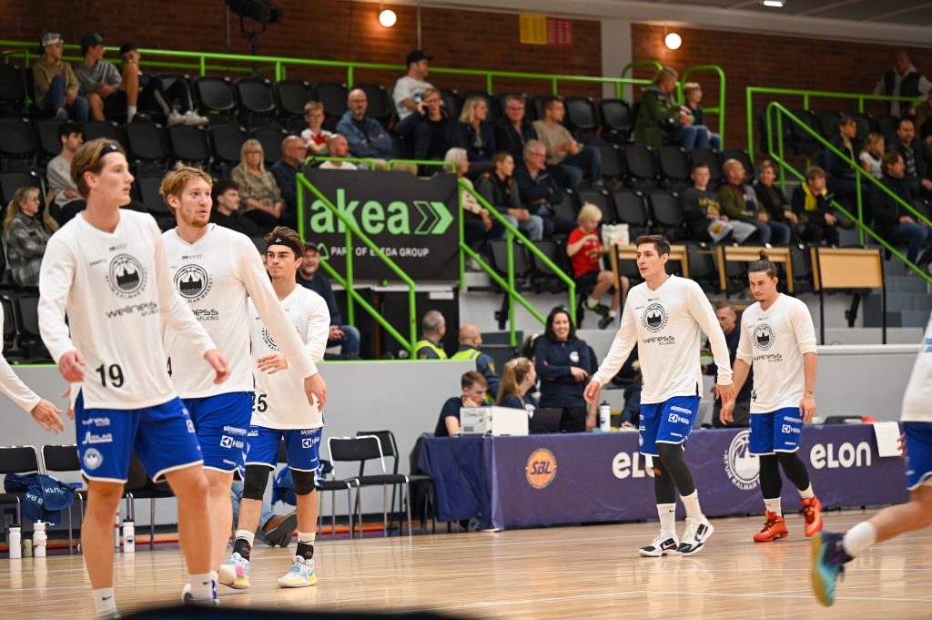 Fem basketkillar värmer upp på planen