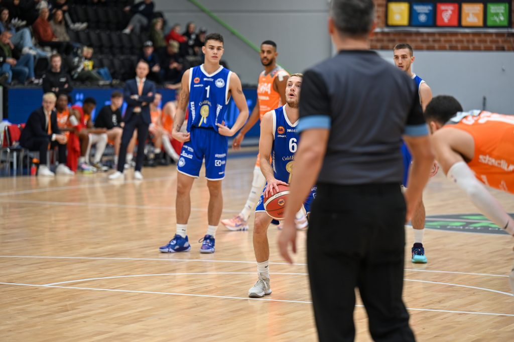 Widell skjuter straffkast och domaren står framför för att se att det går rätt till.