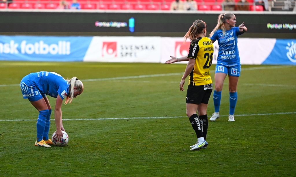 Spelare i IFK Kalmar förbereder bollen för frispark medan BK Häcken spelare tittar åt domarens håll
