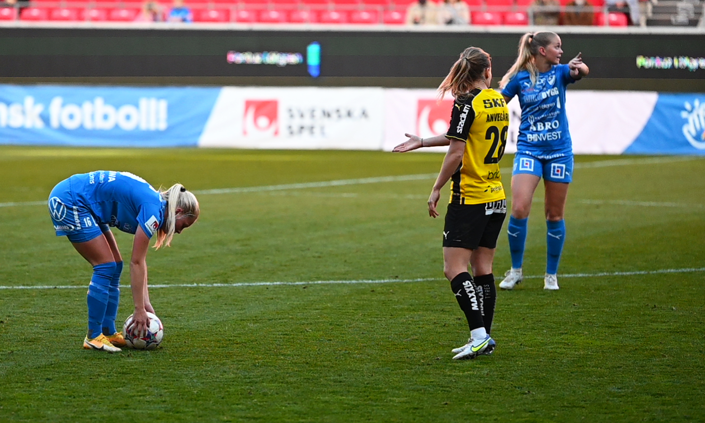Spelare i IFK Kalmar förbereder bollen för frispark medan BK Häcken spelare tittar åt domarens håll