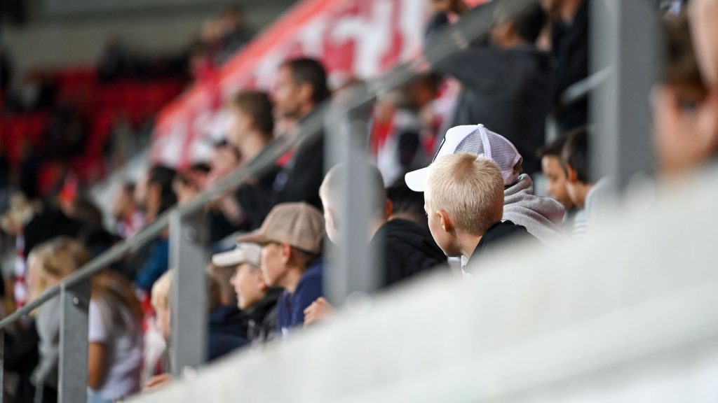 Publik på läktaren.