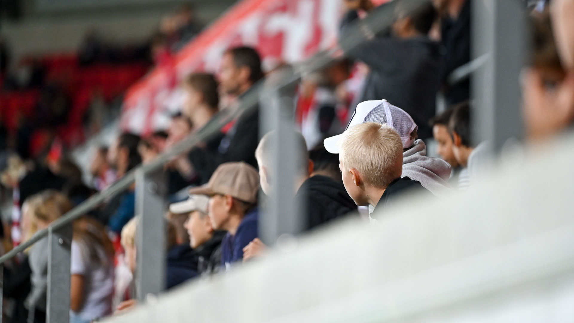 Publik på läktaren.