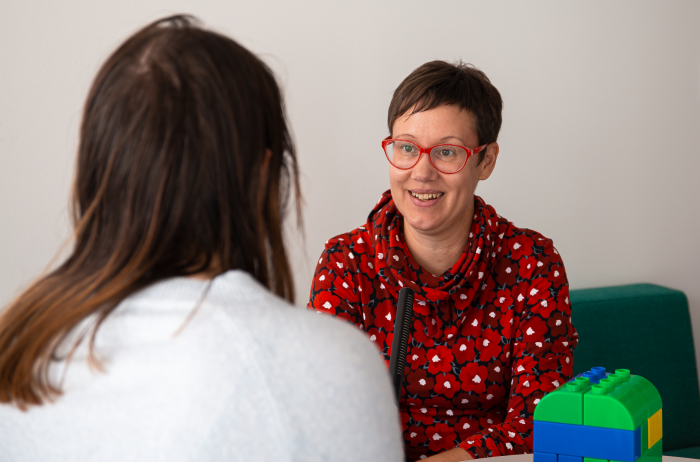 Tjej blir intervjuad